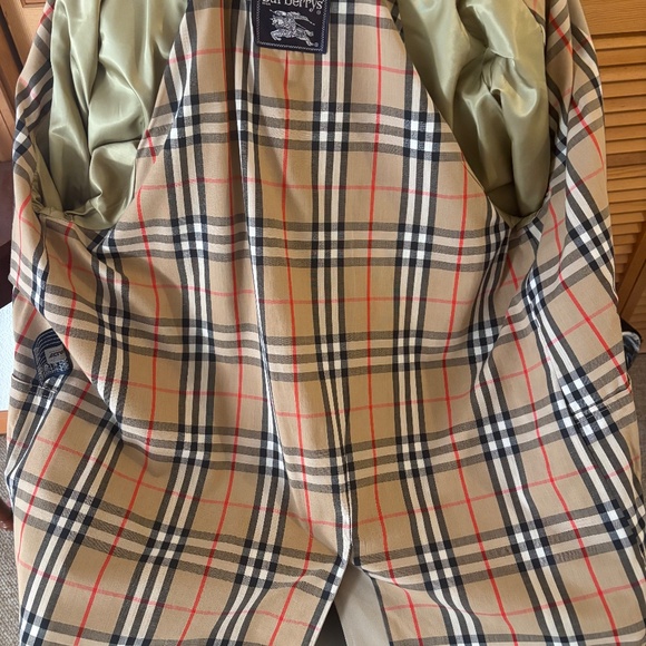 Classic, Genuine Burberry Men’s trenchcoat - Picture 5 of 5